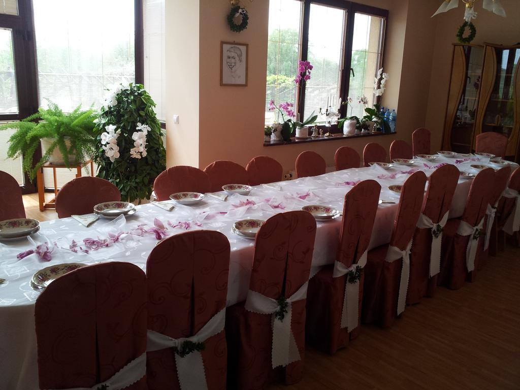 Hotel Gosciniec Sloneczny à Drzonków Extérieur photo