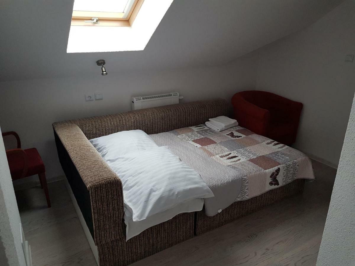 Hotel Gosciniec Sloneczny à Drzonków Extérieur photo
