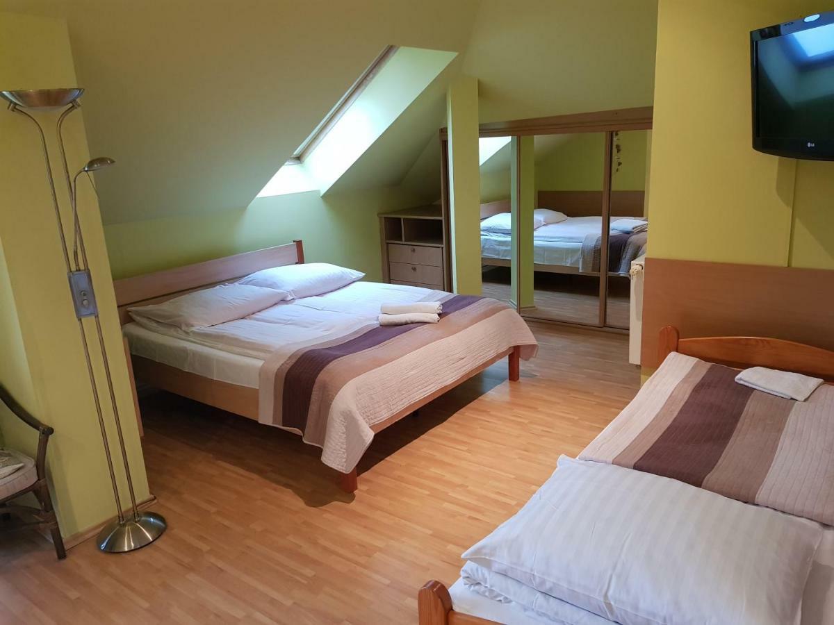 Hotel Gosciniec Sloneczny à Drzonków Extérieur photo